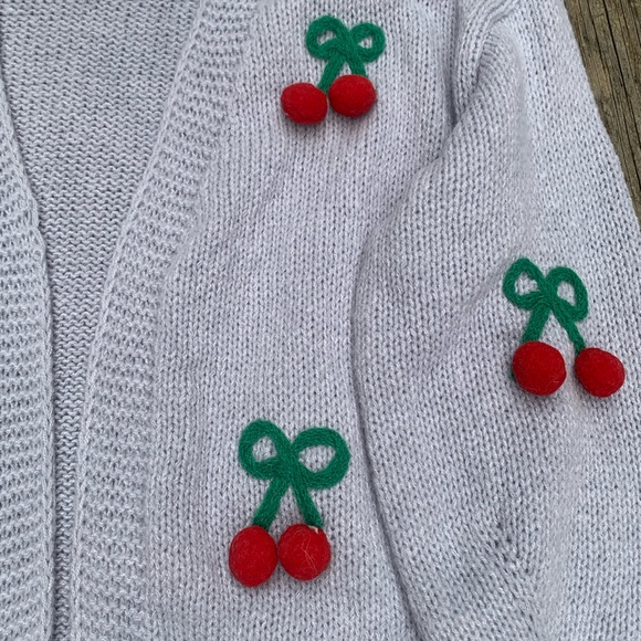 🆕 Luna Ivy Cherry Chunky Sweater in Size Medium - Picture 4 of 5